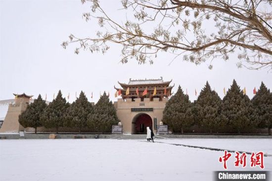 圖為2月17日，游人在鳴沙山月牙泉景區(qū)內(nèi)體驗大漠雪景?！《鼗褪形穆镁止﹫D