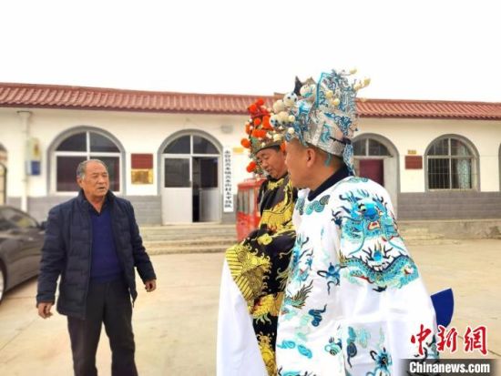 圖為69歲的“苦水高高蹺”國家級傳承人巨海全(左一)，叮囑徒弟們高高蹺練習技巧要領(lǐng)。　閆姣 攝