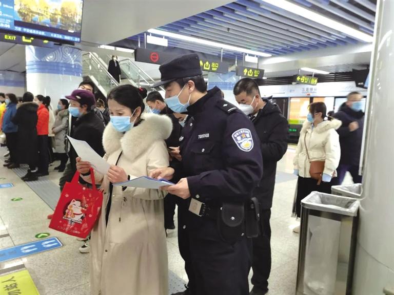 講解詐騙套路 普及“斷卡”常識(shí) 蘭州城關(guān)公安分局、交通治安分局聯(lián)合反詐宣傳進(jìn)地鐵