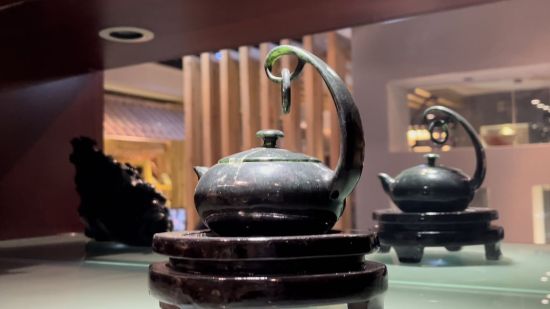 圖為酒泉夜光杯廠里陳列的夜光杯茶藝文化產(chǎn)品——精品懸環(huán)玉壺。王牧雨