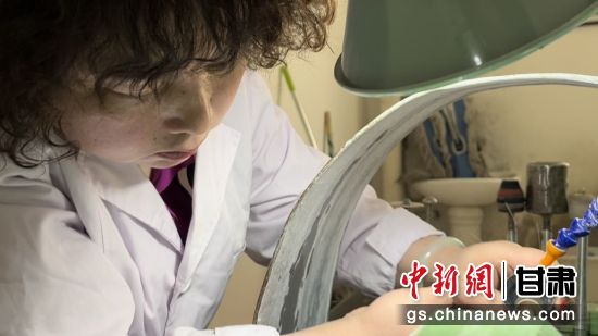 夜光杯制作學(xué)徒謝小琴坦言，雖工作枯燥，但是能夠掌握國(guó)家級(jí)非遺技藝是很自豪的。王牧雨 攝