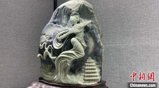 圖為李學(xué)平的玉雕作品?！「攥?攝