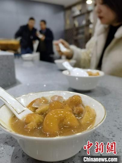 圖為酒泉美食“糊鍋”?！∫蟠河?攝