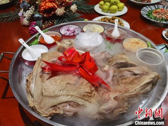 圖為酒泉美食“漢蒸全羊”?！●T志軍 攝