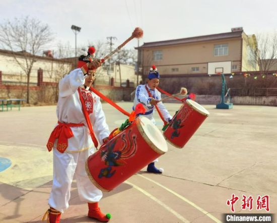 圖為劉玉均(右一)身穿青花服與隊(duì)員一起練習(xí)動(dòng)作?！堟?攝