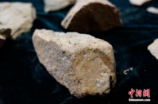 圖為靜寧縣賈河鄉(xiāng)竇坪村出土的石器。 夏劍鋒 攝