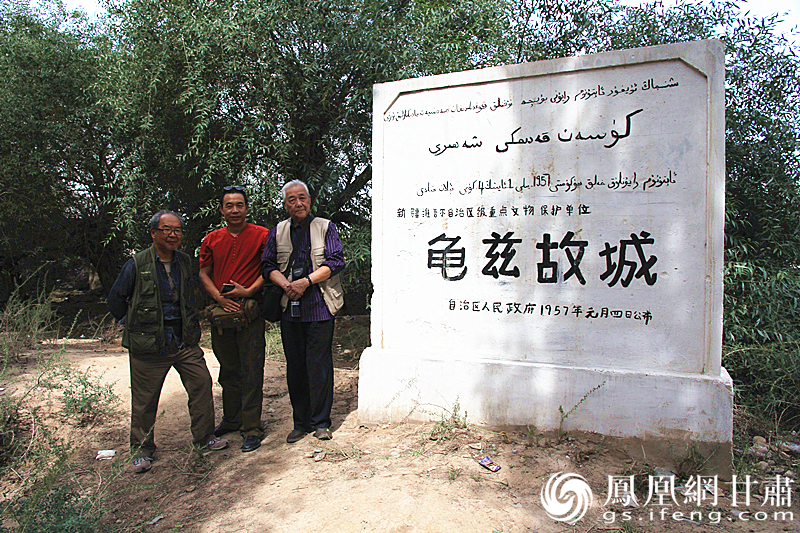 庫(kù)車是古代龜茲語(yǔ)，意為“龜茲人的城”，乃絲綢之路重鎮(zhèn)。2016年，蘇朗（右）、文巖（左）等藝術(shù)家前往庫(kù)車龜茲故城遺址采風(fēng)。楊文遠(yuǎn) 攝