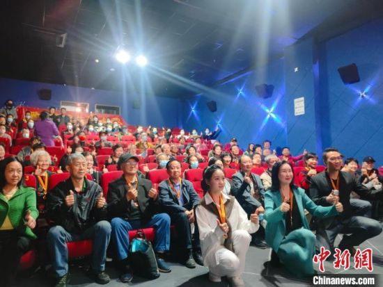 《浴血誓言》主創(chuàng)團隊與到場的紅軍后代合影?！￡愡x斌 攝