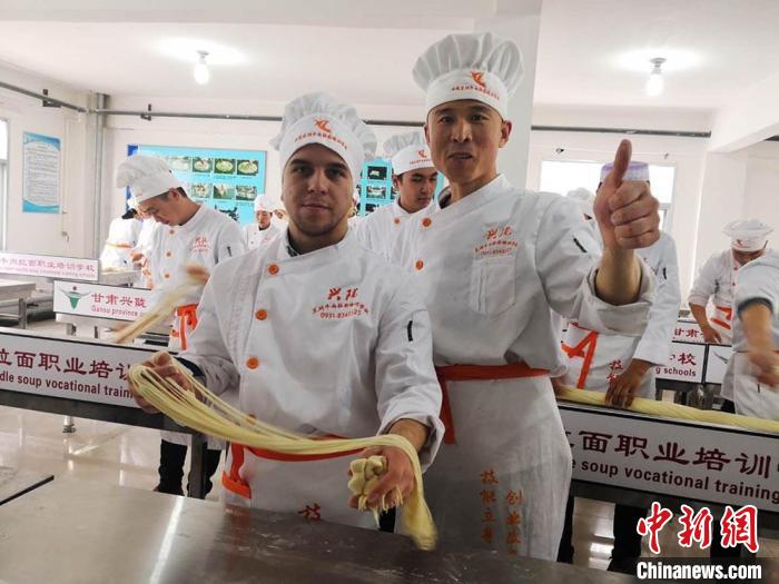 圖為外國留學(xué)生學(xué)習(xí)牛肉面的制作。(資料圖) 史靜靜 攝