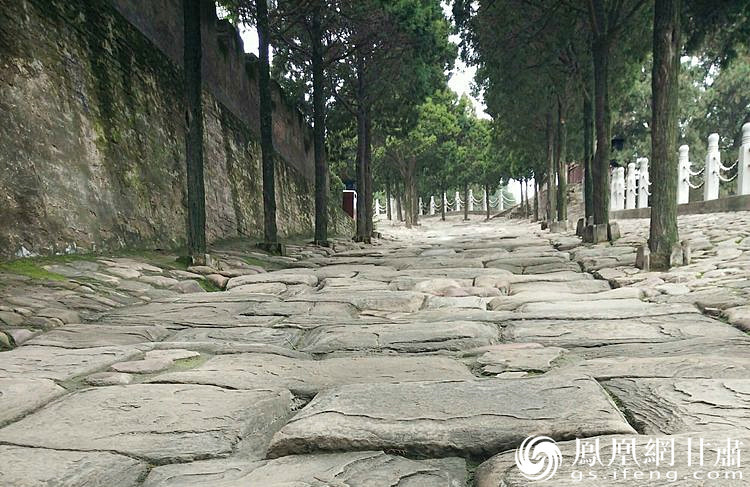 司馬遷祠的山崗下面有一段司馬古道，石條為北宋時(shí)鋪設(shè)，歷經(jīng)800余年的雨水沖刷、風(fēng)化、人走車碾，石條上的車轍印是這里曾經(jīng)繁華的歷史見證，又好像昭示太史公一生的坎坷與悲壯。楊文遠(yuǎn) 攝
