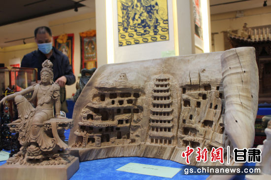 連日來，甘肅省工藝美術(shù)行業(yè)評審認定工作會議在蘭州舉行。圖為以敦煌莫高窟為題材的木雕作品《守護》。徐雪 攝
