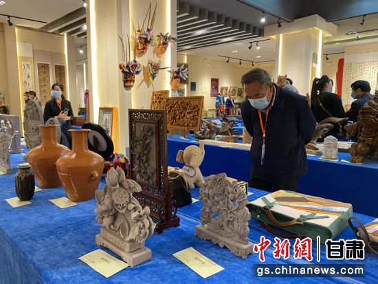 來自全省的近800件作品進入專家評審環(huán)節(jié)，作品涵蓋雕塑雕刻、漆器、工藝花畫等多個類別。徐雪 攝