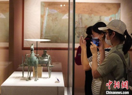 圖為參觀者參觀“大道攸歸：五涼文化展”展陳文物?！【琶赖┰?攝