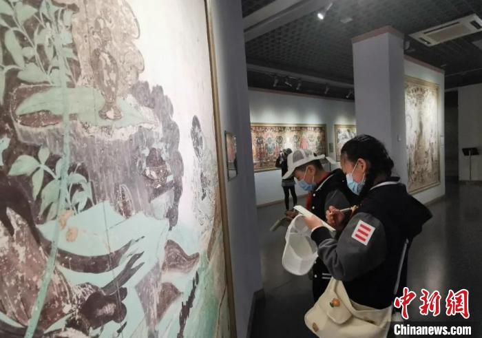 圖為學(xué)生參觀敦煌藝術(shù)館。(資料圖) 蘭州大學(xué)附屬學(xué)校供圖
