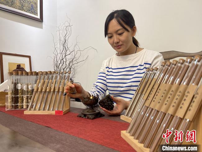 圖為魯雯展示燃香禮儀?！「攥?攝