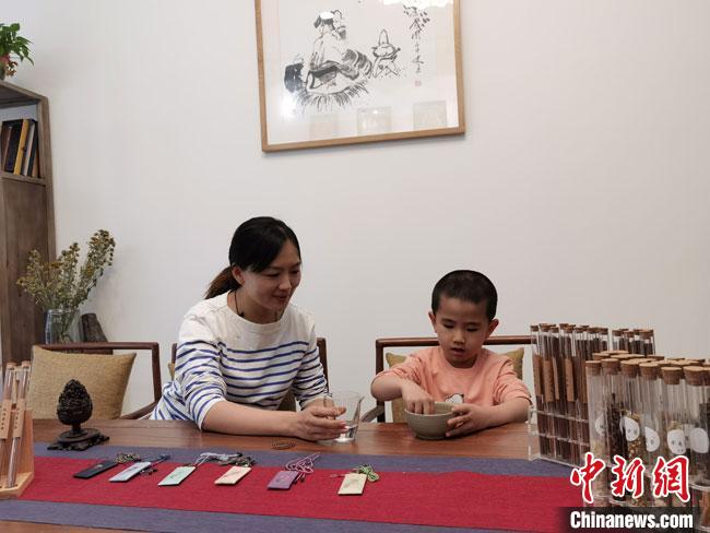 圖為魯雯為小學(xué)員授課和培訓(xùn)?！●T志軍 攝