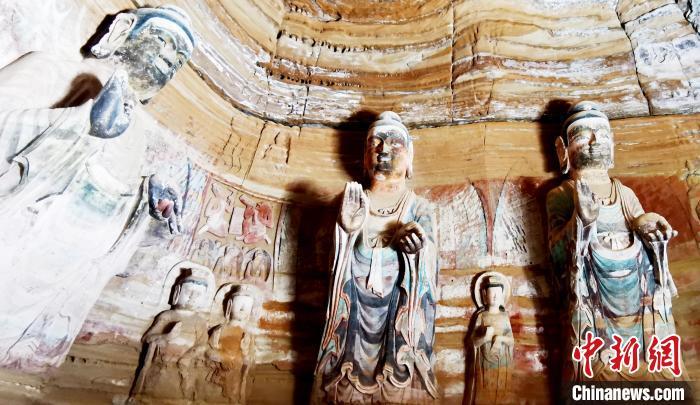 北石窟寺窟內(nèi)造像因受水顯得斑駁?！“瑧c龍 攝