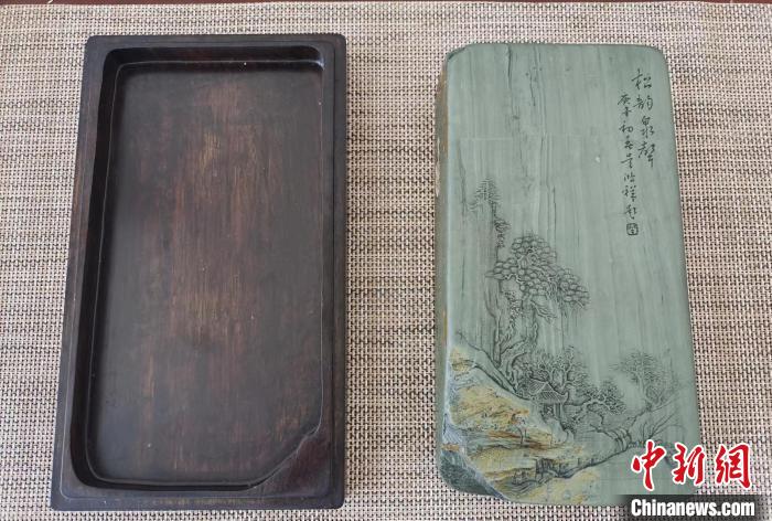 圖為甘肅甘南州洮硯藝人為提升洮硯文化內(nèi)涵，制作“一盒一拓”成品展示。(資料圖) 張婧 攝