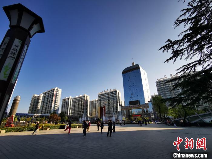 2020年7月12日，甘肅省定西市隴西縣城廣場(chǎng)，居民在晨練。(資料圖) 殷春永 　攝