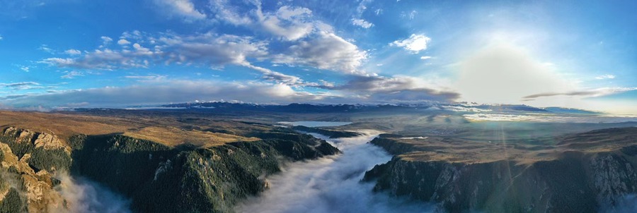 甘肅山丹馬場(chǎng)：峽谷云霧似仙境。 王超攝