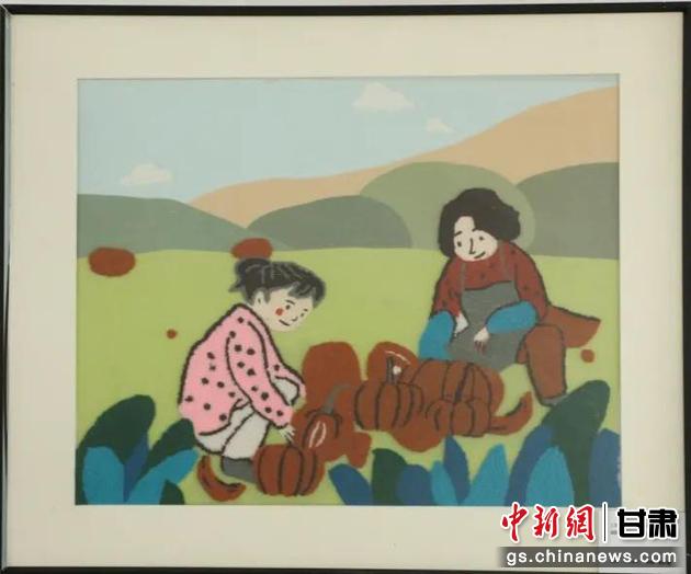 嘉峪關市新城鎮(zhèn)新城村農(nóng)業(yè)產(chǎn)業(yè)園區(qū)內(nèi)，母女兩人在摘南瓜。刺繡 馬艾米乃 繡稿 敬紅霞