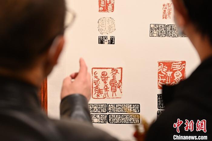 圖為甘肅蘭州，參展作品吸引參觀者。 中新社記者 李亞龍 攝