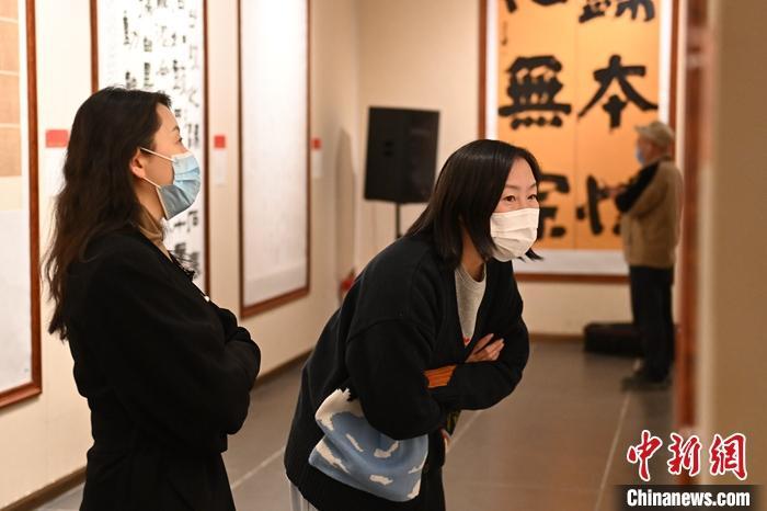 圖為甘肅蘭州，參展書法作品吸引參觀者。 中新社記者 李亞龍 攝