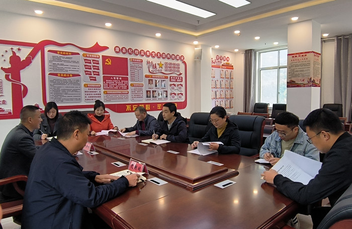 10月19日，康縣紀(jì)委監(jiān)委組織部分班子成員，辦公室、信訪室、案管室、審理室、紀(jì)檢監(jiān)察室等相關(guān)工作人員開(kāi)展黨的二十大報(bào)告專(zhuān)題討論。.jpg