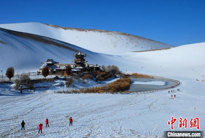 敦煌市鳴沙山月牙泉雪景如畫(huà)。(資料圖) 張曉亮 　攝