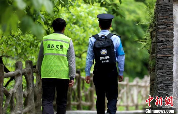 圖為民警背警務小包在轄區(qū)景區(qū)開展工作。(資料圖) 甘肅省公安廳供圖