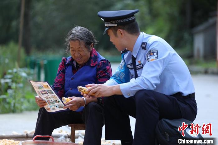 圖為民警背警務小包給民眾宣講政策。(資料圖) 甘肅省公安廳供圖