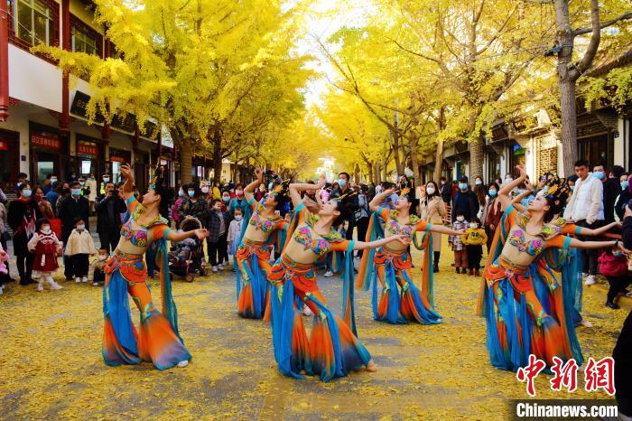 圖為秦州區(qū)文旅局組織的舞蹈隊帶來的舞蹈《絲路》?！∏刂輩^(qū)委宣布供圖