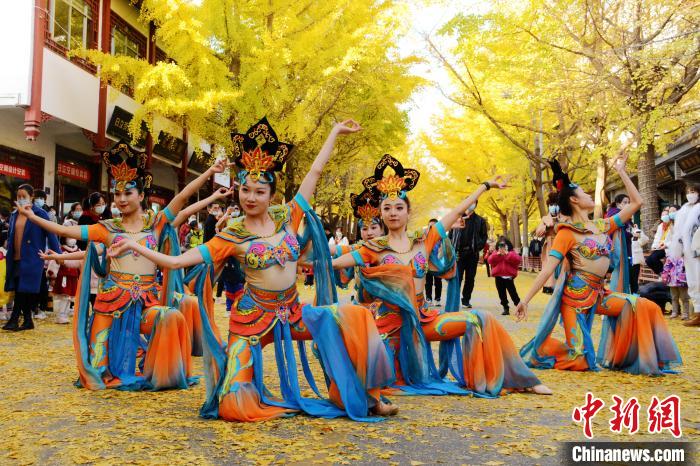 圖為秦州區(qū)文旅局組織的舞蹈隊帶來的舞蹈《絲路》?！∏刂輩^(qū)委宣布供圖