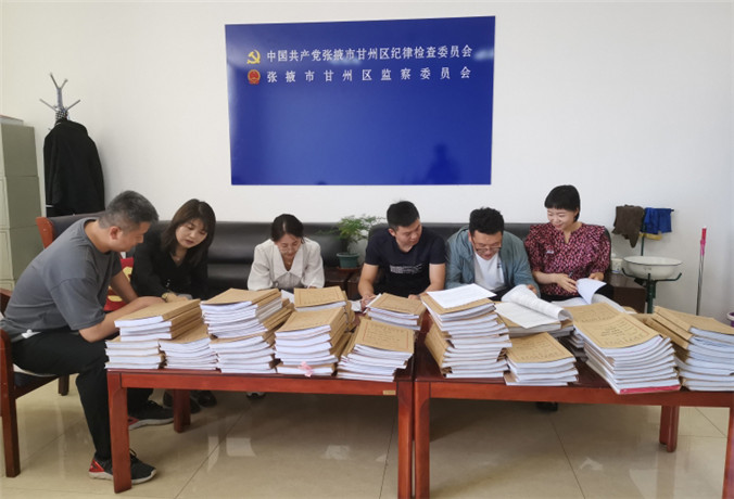 甘州區(qū)紀(jì)檢監(jiān)察干部會(huì)同財(cái)政、審計(jì)工作人員開展玉米制種款管理使用清查工作.jpg