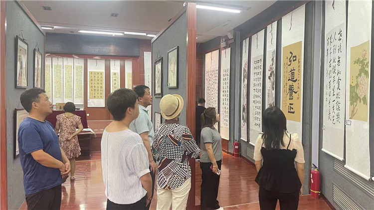 1673921150396265.jpg 臨夏縣組織黨員干部觀(guān)看廉潔書(shū)畫(huà)作品.jpg