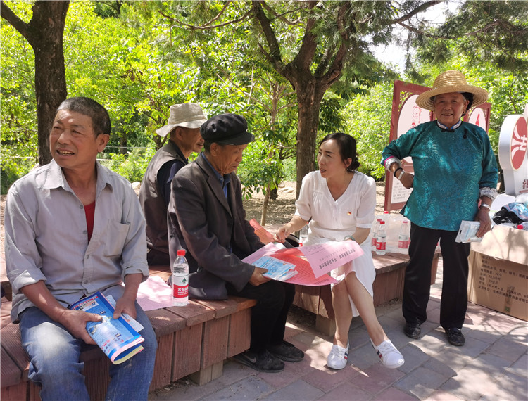 5.宕昌縣新城子藏族鄉(xiāng)紀委開展信訪舉報宣傳，幫助廣大基層黨員干部提高黨紀法規(guī)意識.jpg