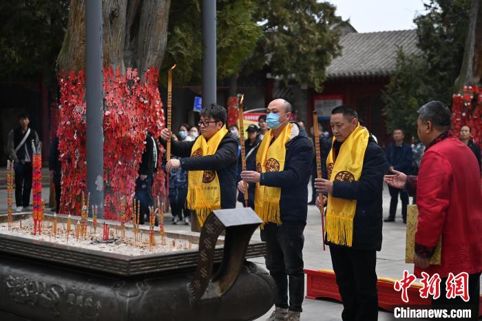 在甘肅天水市伏羲廟內(nèi)，參祭者雙手持香，祭拜人文始祖伏羲?！±顏嘄?攝