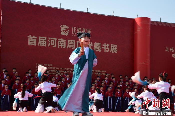 圖為學(xué)生們?cè)陂_幕式上誦讀經(jīng)典。　梁照曾 攝