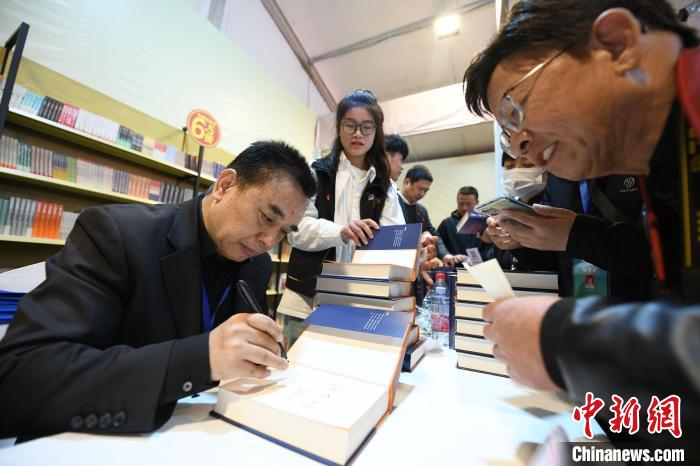 圖為作家王躍文現(xiàn)場簽名售書?！×赫赵?攝