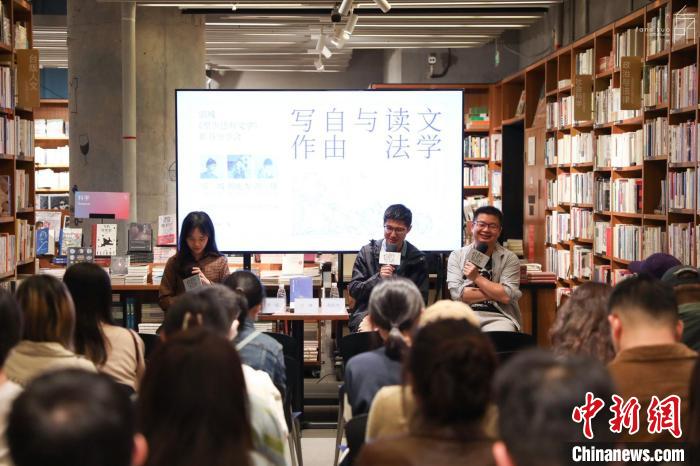 《至少還有文學(xué)》推出：在今天，我們?yōu)槭裁催€需要文學(xué)？