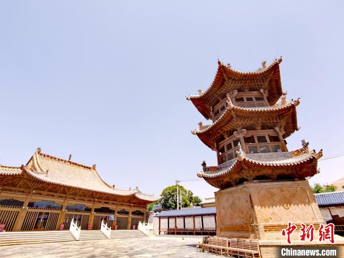 圖為阿河灘清真寺局部?！?zhí)砀?攝