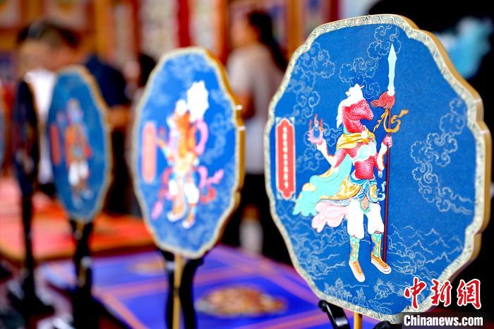 圖為唐卡延伸產(chǎn)品。　薛蒂 攝