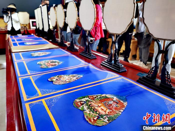 圖為唐卡延伸產(chǎn)品?！?zhí)砀?攝
