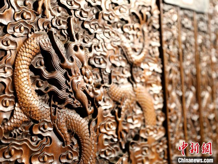 圖為青海永錄民俗博物館內(nèi)珍藏的中式家具細(xì)節(jié)展示?！⊙Φ?攝