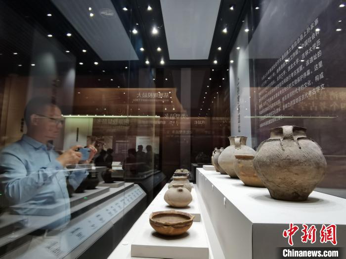 圖為河湟文化博物館展陳的陶器?！?zhí)砀?攝