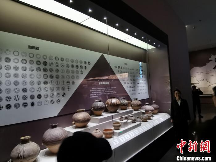 圖為河湟文化博物館展示的當(dāng)?shù)爻鐾敛侍盏募y飾類別?！?zhí)砀?攝