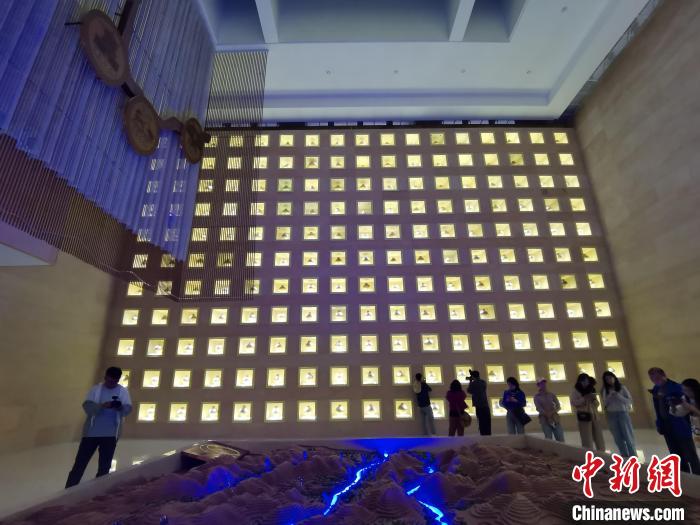 圖為河湟文化博物館序廳的左右彩陶墻放置的374件彩陶?！?zhí)砀?攝