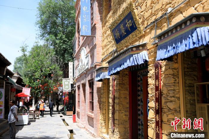 圖為平安驛·河湟民俗文化體驗(yàn)地的門店?！⊙Φ?攝
