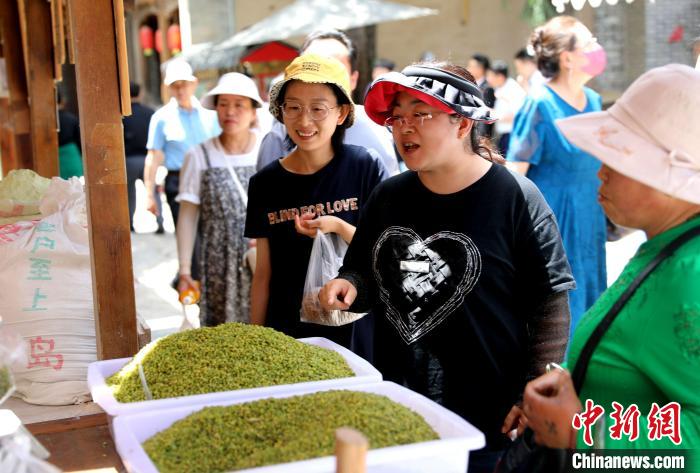 圖為民眾購(gòu)買青海特色小吃?！⊙Φ?攝