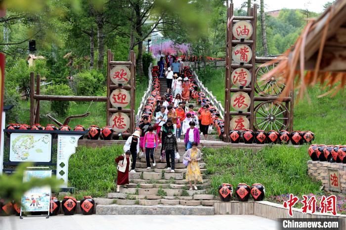 圖為油嘴灣生態(tài)文化景區(qū)的游客。　薛蒂 攝